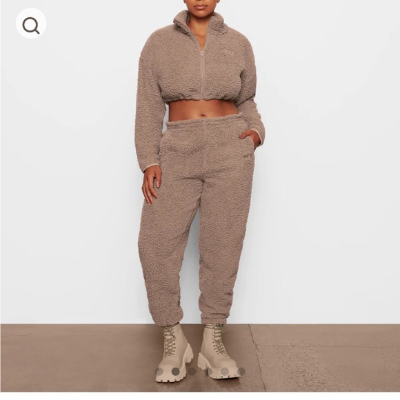 SKIMS teddy jogger in color desert - medium NWT - Picture 2 of 5